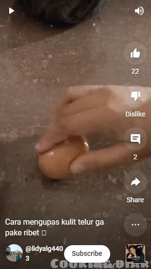 Tanpa perlu direndam air dingin, ini cara mudah mengupas telur rebus agar hasilnya utuh dan mulus