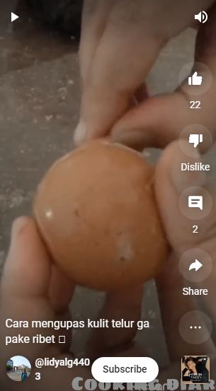 Tanpa perlu direndam air dingin, ini cara mudah mengupas telur rebus agar hasilnya utuh dan mulus