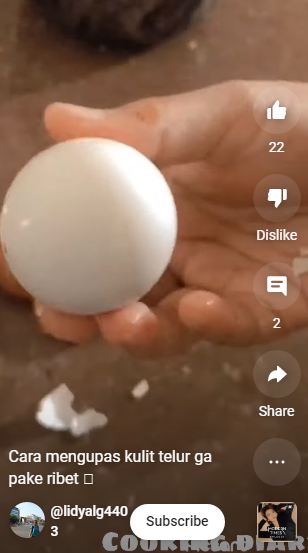 Tanpa perlu direndam air dingin, ini cara mudah mengupas telur rebus agar hasilnya utuh dan mulus