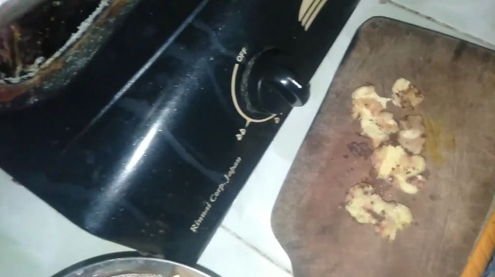 Tanpa ditaburi tepung, ini trik menggoreng ayam agar supaya minyaknya tak meletup