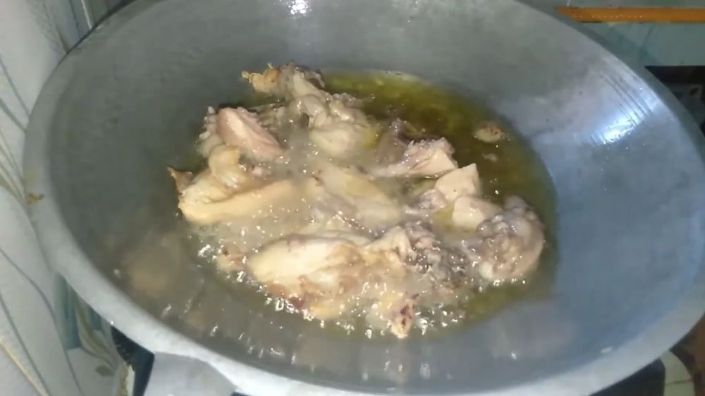 Tanpa ditaburi tepung, ini trik menggoreng ayam agar supaya minyaknya tak meletup