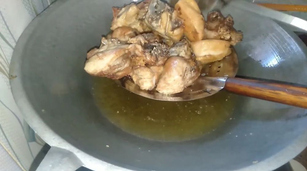 Tanpa ditaburi tepung, ini trik menggoreng ayam agar supaya minyaknya tak meletup