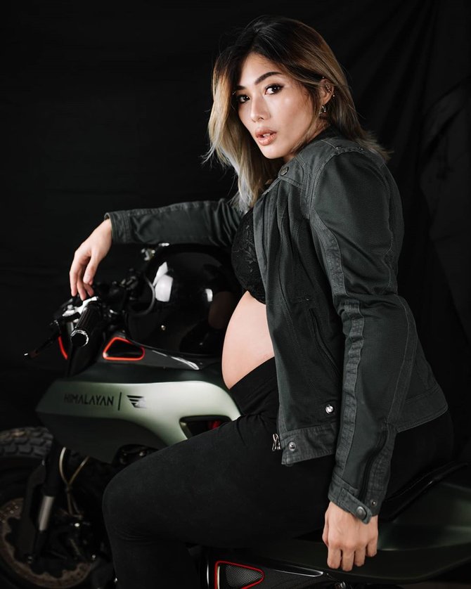 seleb cewek naik moge © 2023 brilio.net