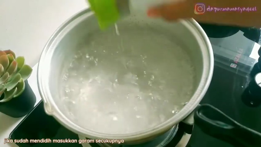 Cara praktis merebus daun singkong agar tetap hijau dan empuk pakai 3 bahan dapur