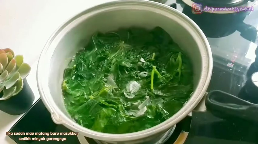Cara praktis merebus daun singkong agar tetap hijau dan empuk pakai 3 bahan dapur