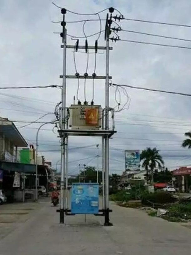 Potret benda tak pada tempatnya Berbagai sumber