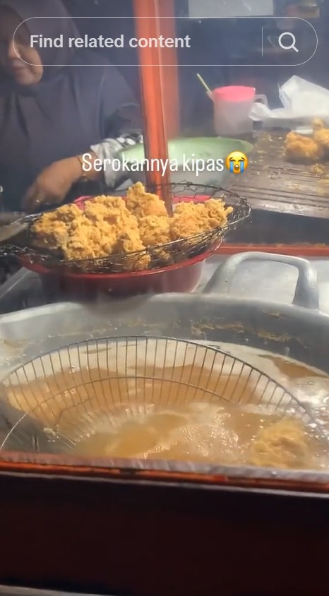 Aksi pedagang gorengan tunjukkan fungsi lain besi kipas angin ini kreatif, bikin takjub