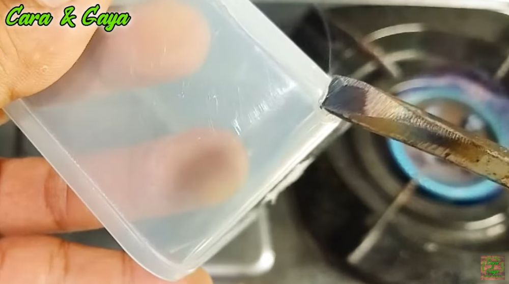 Bukan pakai lem, begini cara menambal kotak makan plastik yang retak pakai 1 alat sederhana