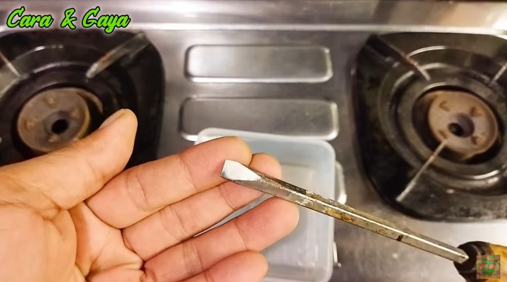Bukan pakai lem, begini cara menambal kotak makan plastik yang retak pakai 1 alat sederhana