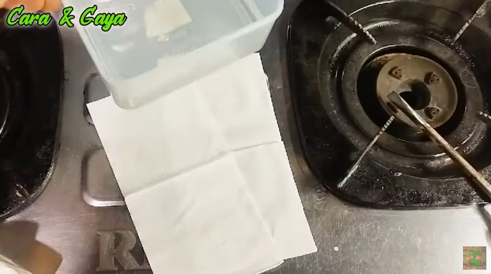 Bukan pakai lem, begini cara menambal kotak makan plastik yang retak pakai 1 alat sederhana