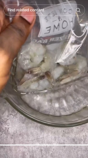 Cara simpel mencairkan udang beku agar tekstur tak berubah dan terhindar dari bakteri