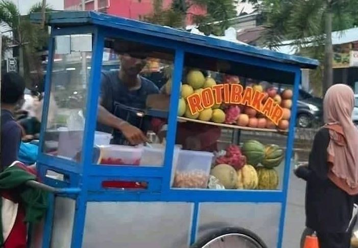 Potret kocak spanduk pedagang salah tulis Berbagai sumber