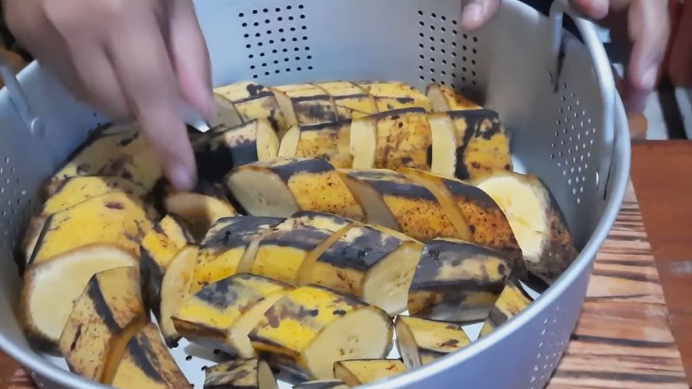 Trik mengukus pisang agar warnanya tetap cerah, kulit utuh, tak menghitam, dan kelembekan
