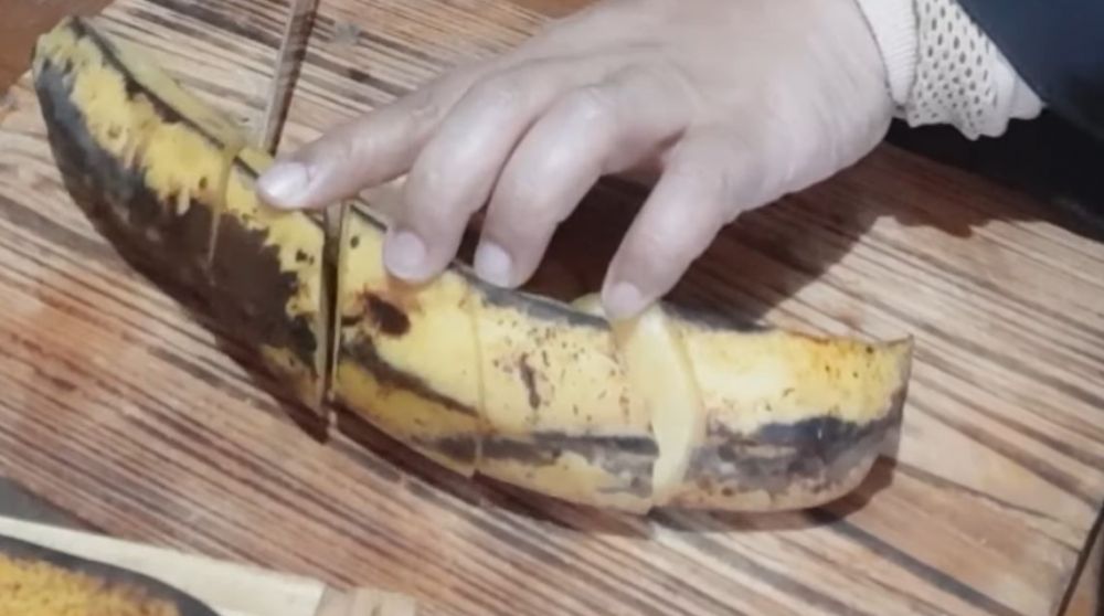 Trik mengukus pisang agar warnanya tetap cerah, kulit utuh, tak menghitam, dan kelembekan