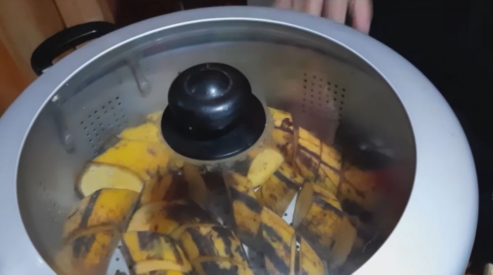 Trik mengukus pisang agar warnanya tetap cerah, kulit utuh, tak menghitam, dan kelembekan