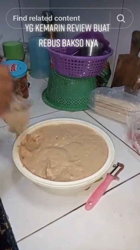 Aksi cerdas warganet mencetak bakso ini lebih cepat dan bentuknya bulat mulus tanpa mengotori tangan