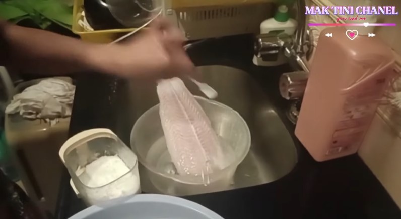 Jangan cuma pakai air, begini trik mencairkan daging ikan beku agar tak bau