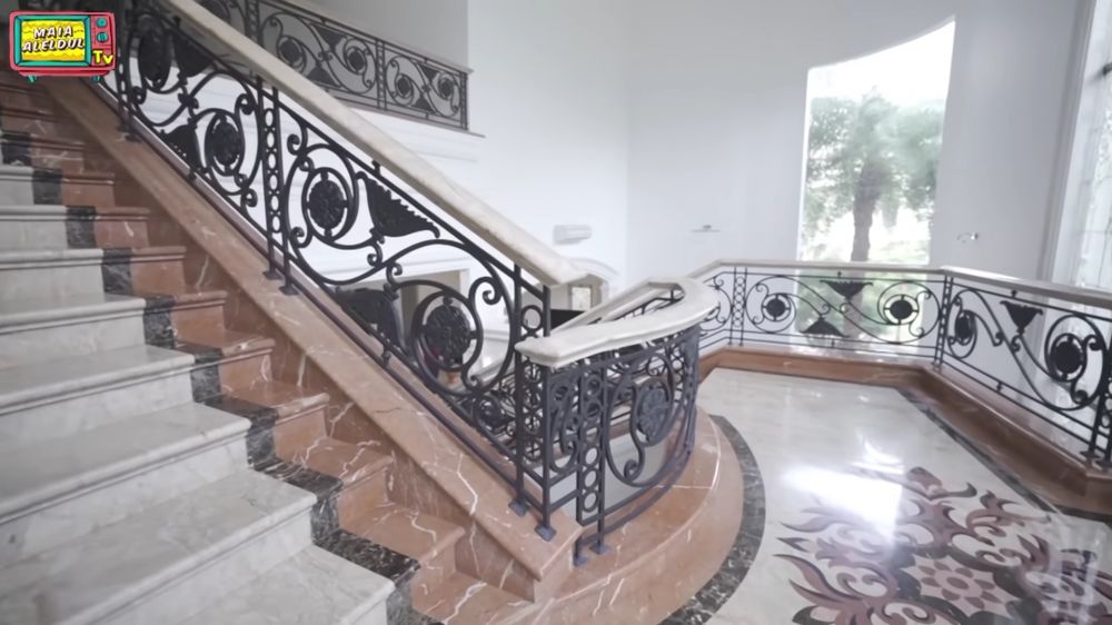 rumah putri ariani mirip kastil © YouTube/MAIA ALELDUL TV