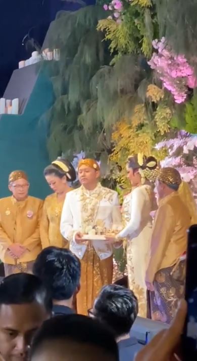 9 Momen akad nikah Denny Caknan dan Bella Bonita, serasi dalam balutan adat Jawa