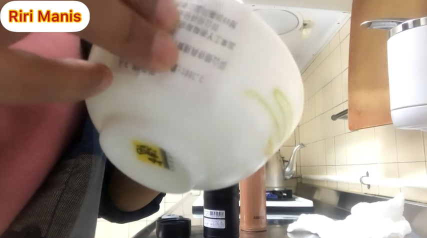 Bukan diolesin minyak goreng, ini cara praktis melepaskan stiker di mangkuk baru