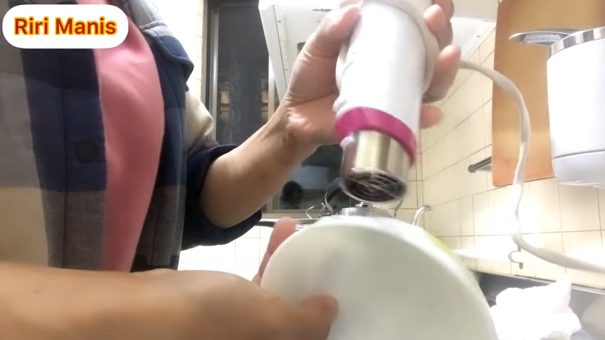 Bukan diolesin minyak goreng, ini cara praktis melepaskan stiker di mangkuk baru