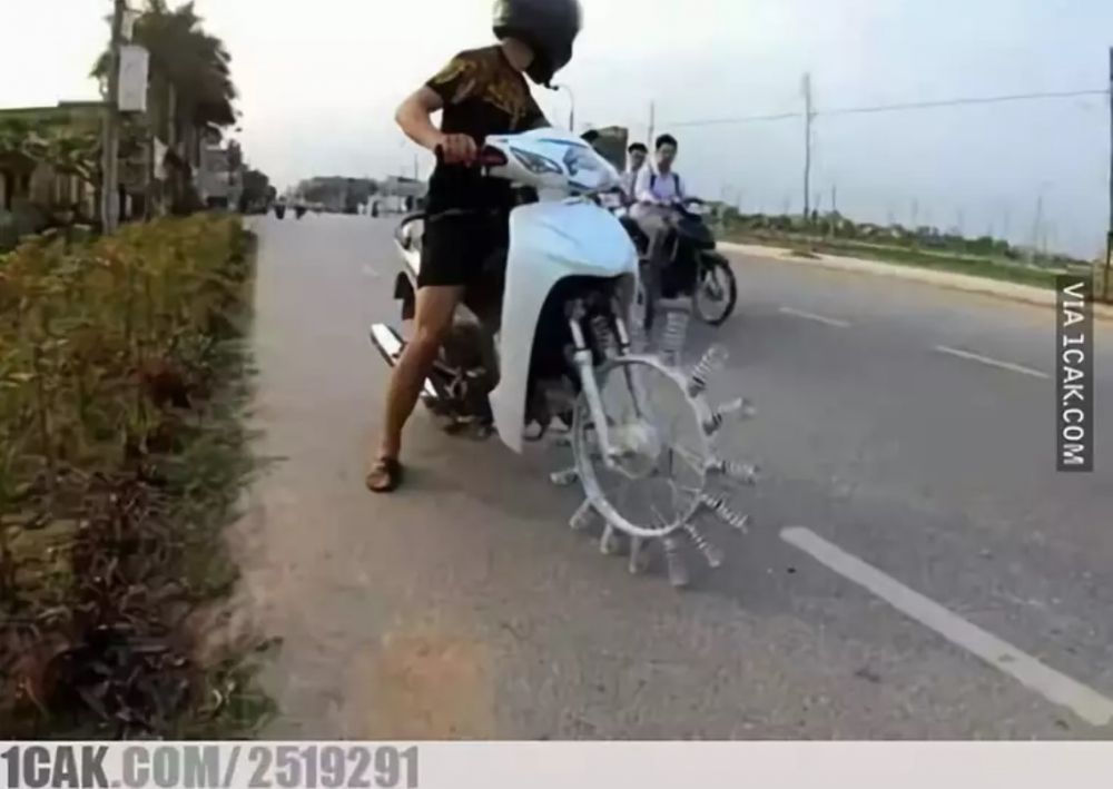 Potret motor nyeleneh bikin orang pada nengok Berbagai sumber Potret motor nyeleneh bikin orang pada nengok Berbagai sumber