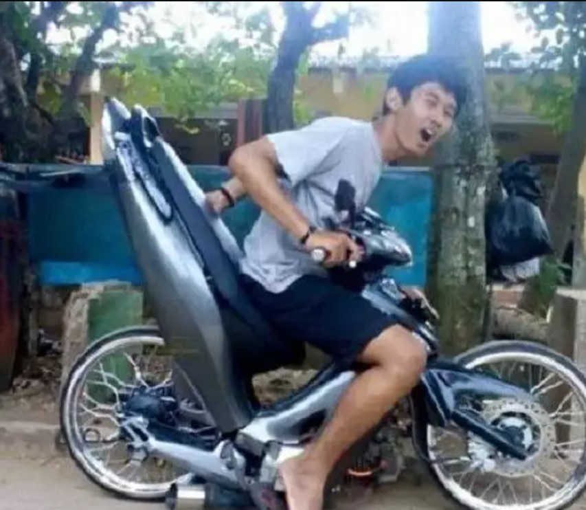 Potret motor nyeleneh bikin orang pada nengok Berbagai sumber Potret motor nyeleneh bikin orang pada nengok Berbagai sumber