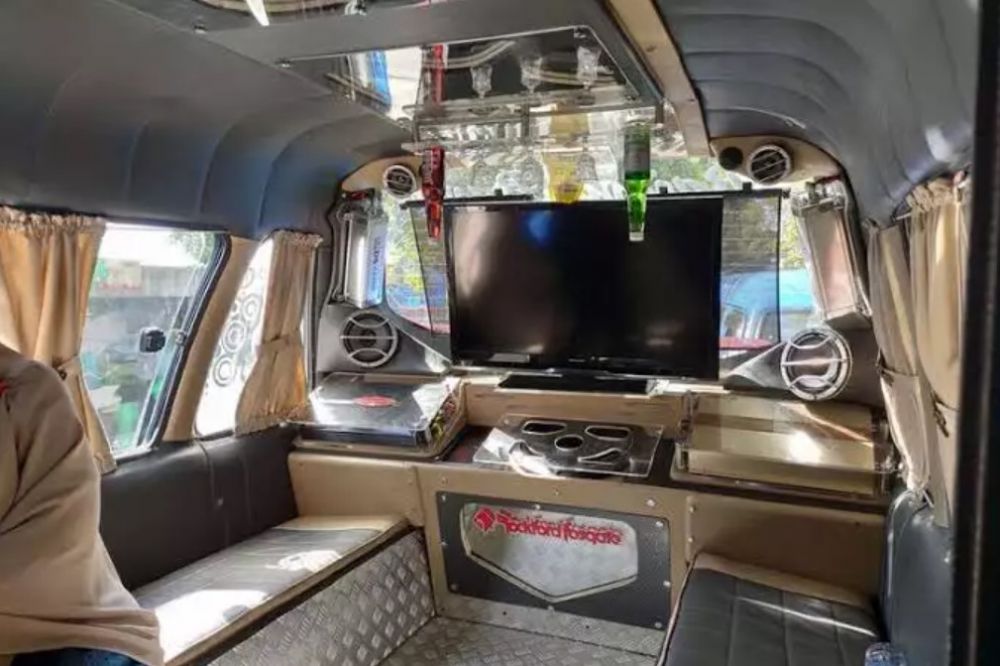 17 Potret kocak interior angkutan umum Berbagai sumber 17 Potret kocak interior angkutan umum Berbagai sumber