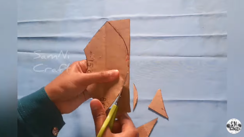 Cara kreatif sulap sendok plastik bekas jadi tempat tisu makan estetik