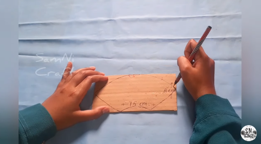 Cara kreatif sulap sendok plastik bekas jadi tempat tisu makan estetik