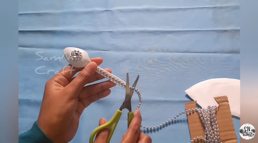 Cara kreatif sulap sendok plastik bekas jadi tempat tisu makan estetik