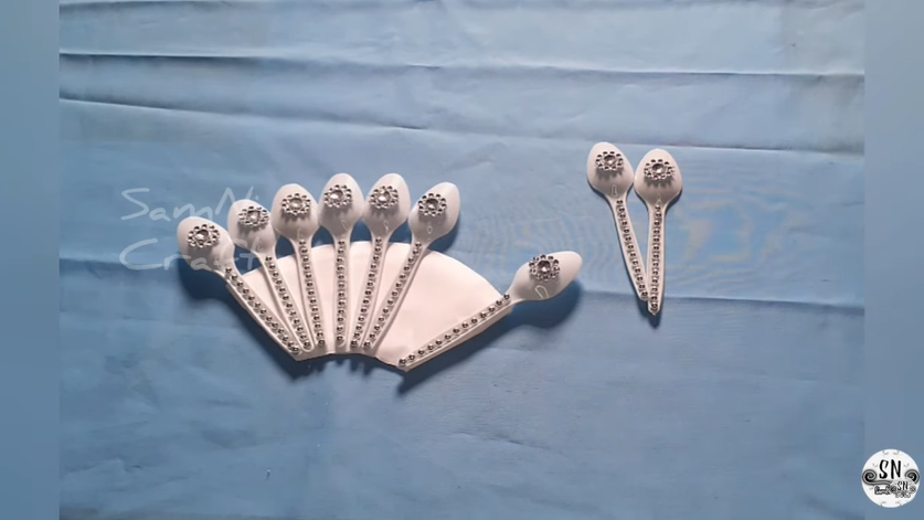 Cara kreatif sulap sendok plastik bekas jadi tempat tisu makan estetik