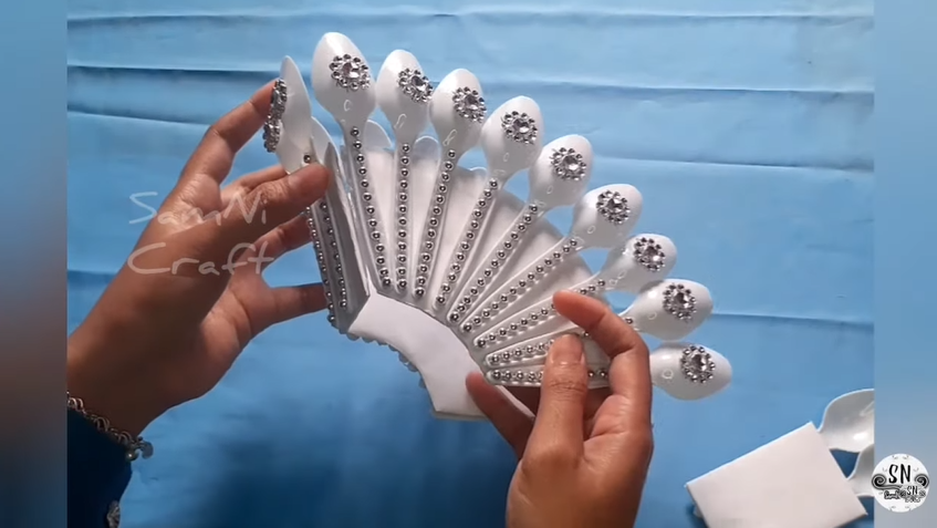 Cara kreatif sulap sendok plastik bekas jadi tempat tisu makan estetik