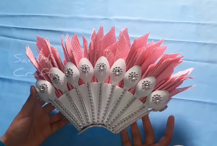 Cara kreatif sulap sendok plastik bekas jadi tempat tisu makan estetik