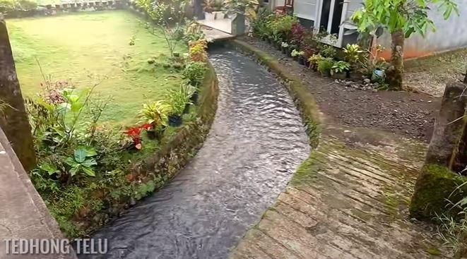 rumah dialiri sungai © YouTube