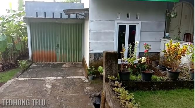 rumah dialiri sungai © YouTube