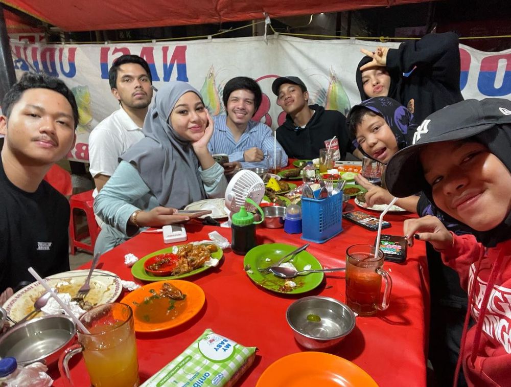 momen perayaan ulang tahun aurel ke-25 di warung pecel lele © berbagai sumber