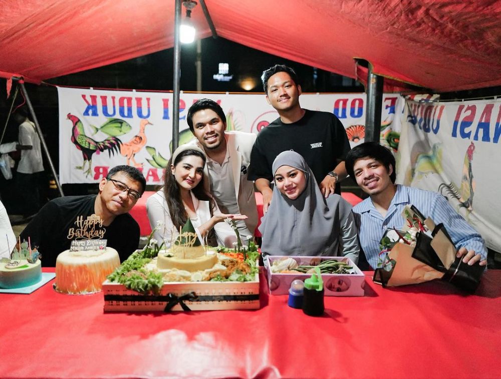 momen perayaan ulang tahun aurel ke-25 di warung pecel lele © berbagai sumber