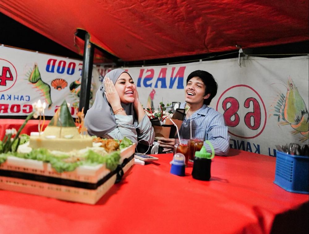 momen perayaan ulang tahun aurel ke-25 di warung pecel lele © berbagai sumber