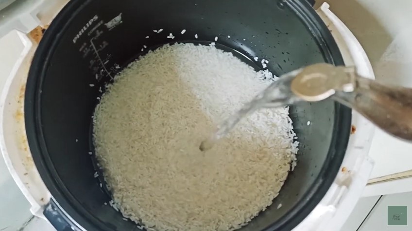 Trik memasak beras yang sudah bau apek agar hasilnya wangi, pulen, dan lebih putih pakai 2 bahan dapur