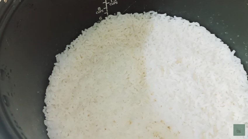 Trik memasak beras yang sudah bau apek agar hasilnya wangi, pulen, dan lebih putih pakai 2 bahan dapur