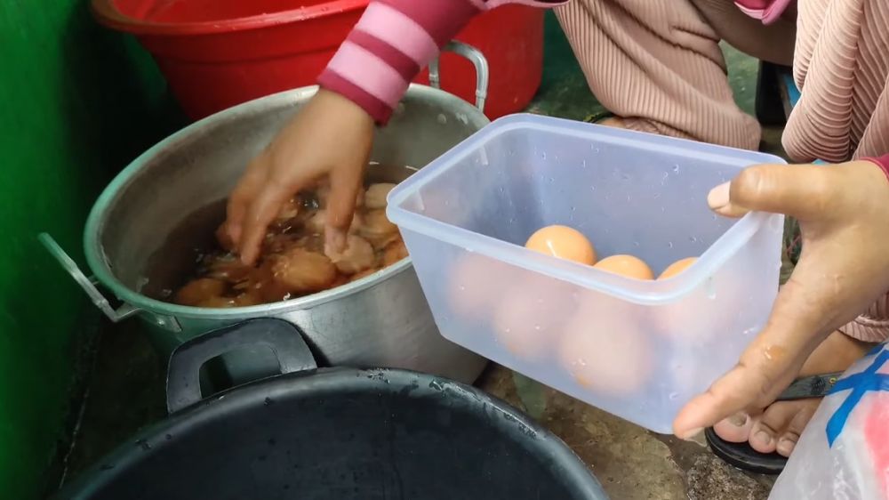 Tak perlu direndam air es, begini trik mengupas telur dalam jumlah banyak agar hemat waktu dan tenaga