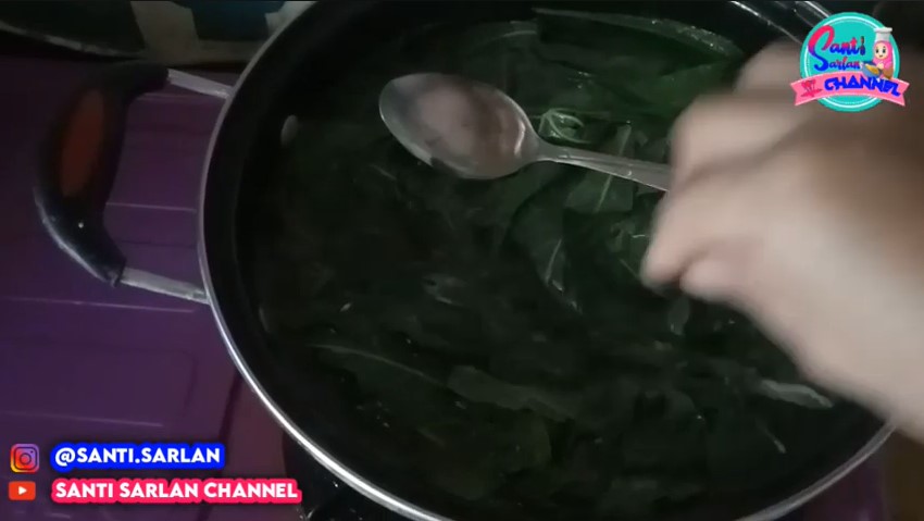 Tanpa baking soda, ini trik merebus daun singkong agar tetap hijau dan cepat empuk