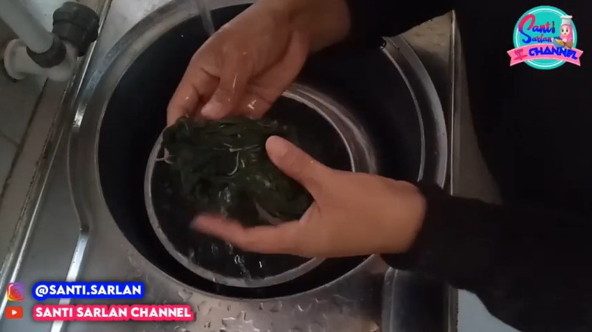 Tanpa baking soda, ini trik merebus daun singkong agar tetap hijau dan cepat empuk