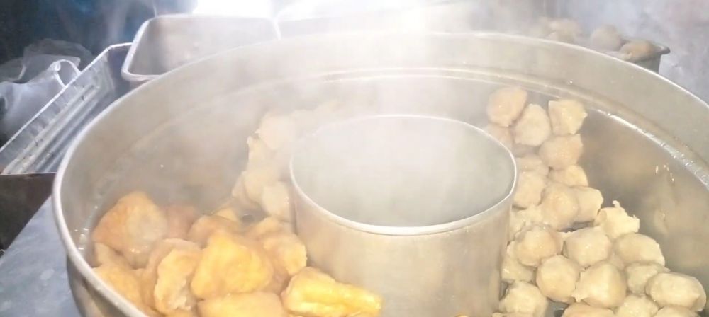 Trik memanaskan bakso beku dari freezer agar kembali kenyal dan nggak basi hingga seharian