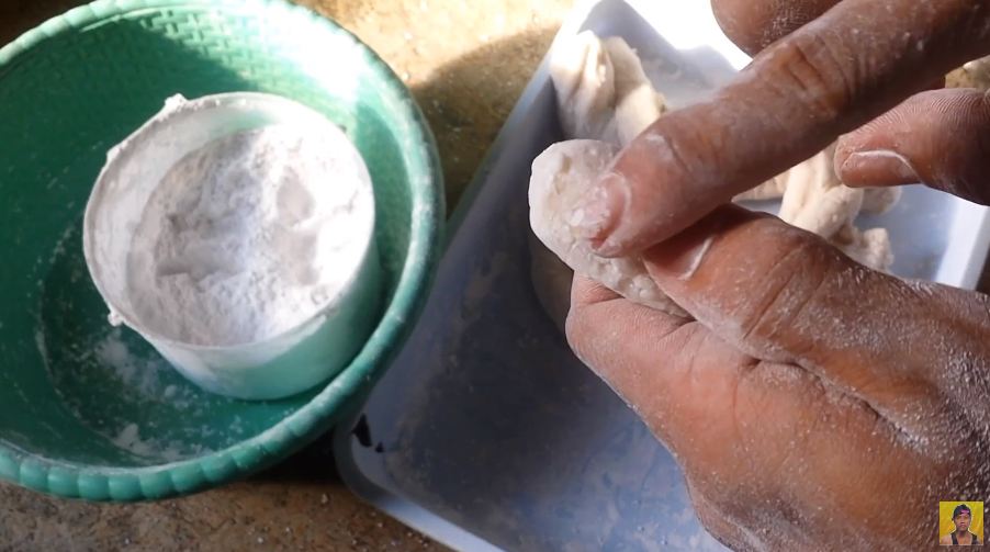 Tanpa perlu ditimbang, ini trik mencetak cimol agar bentuknya bulat mulus dan berukuran sama rata