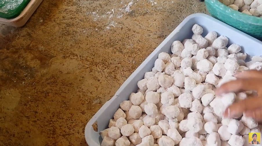 Tanpa perlu ditimbang, ini trik mencetak cimol agar bentuknya bulat mulus dan berukuran sama rata