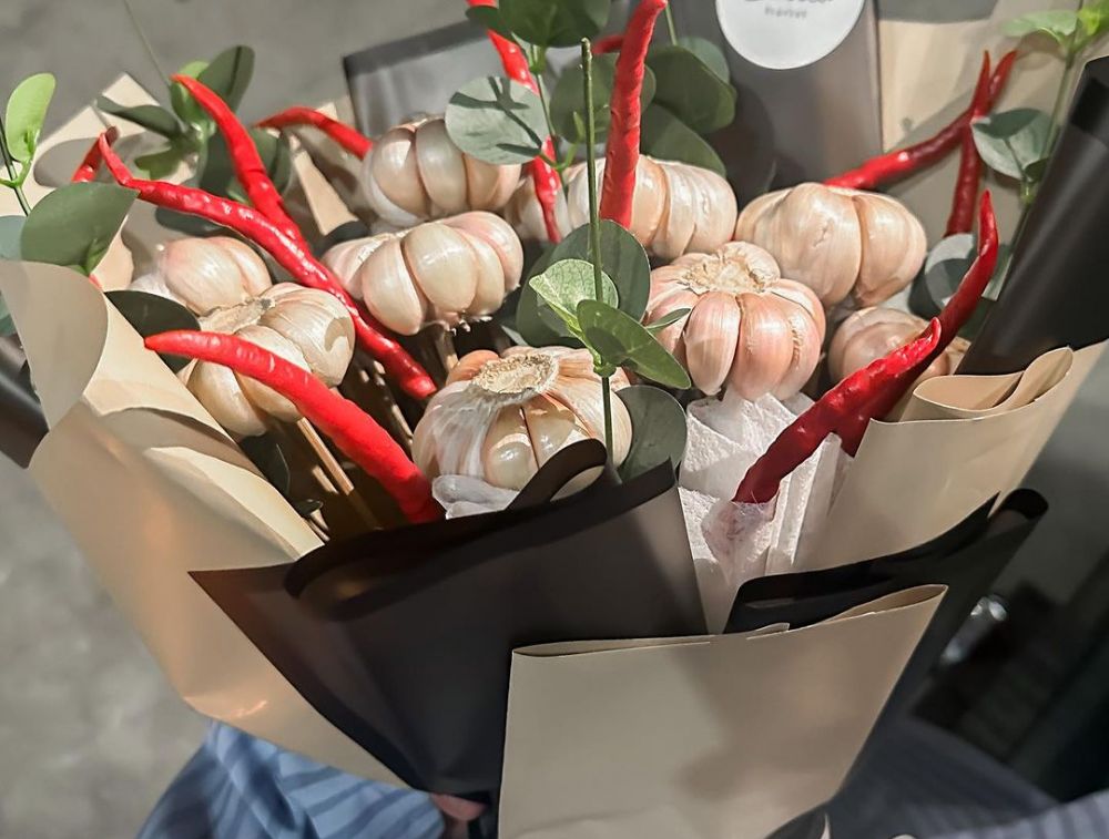 9 Menu ulang tahun Aurel Hermansyah ke-25 di warung pecel lele, buket uniknya bikin melongo