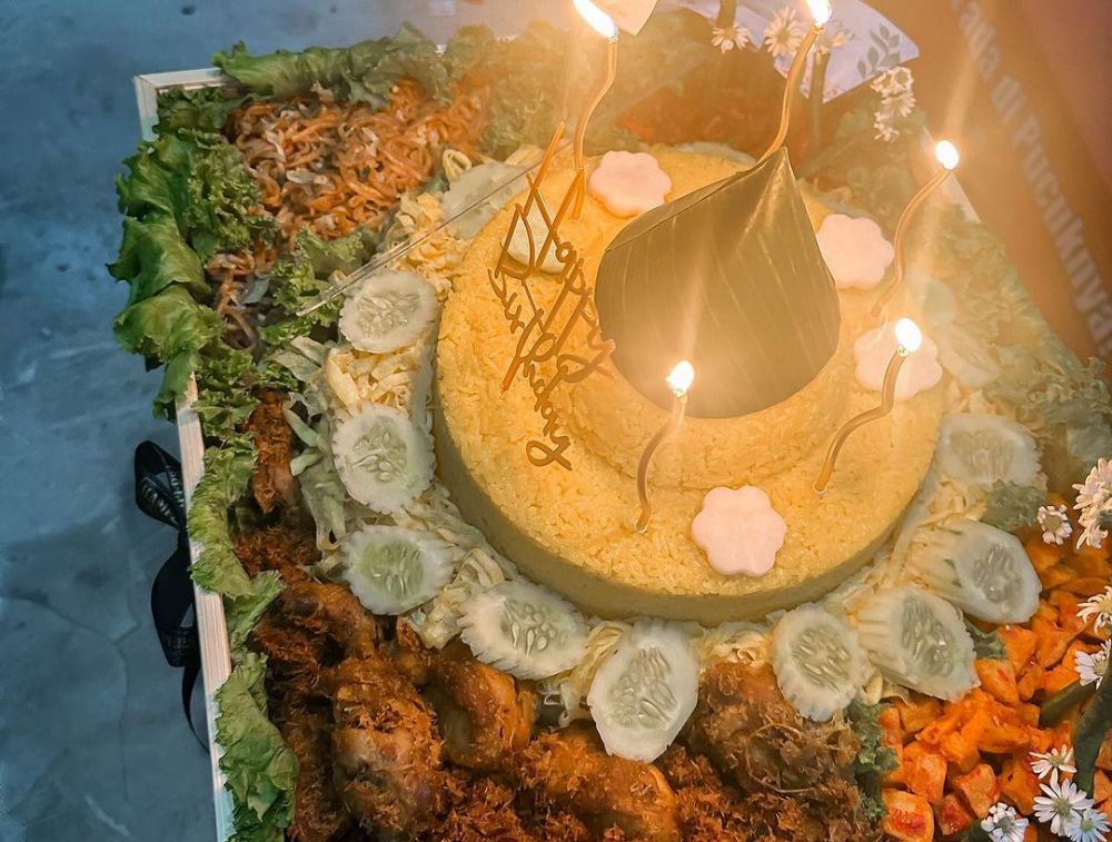 9 Menu ulang tahun Aurel Hermansyah ke-25 di warung pecel lele, buket uniknya bikin melongo