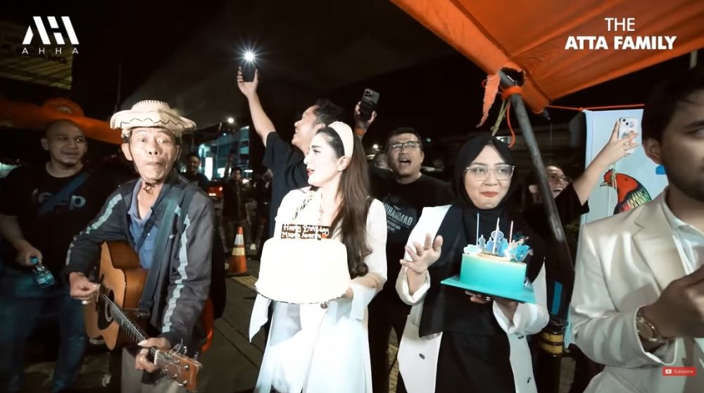 9 Menu ulang tahun Aurel Hermansyah ke-25 di warung pecel lele, buket uniknya bikin melongo